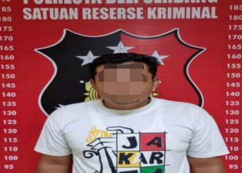 Tersangka, M saat diamankan di Polresta Deliserdang, Selasa (14/11).