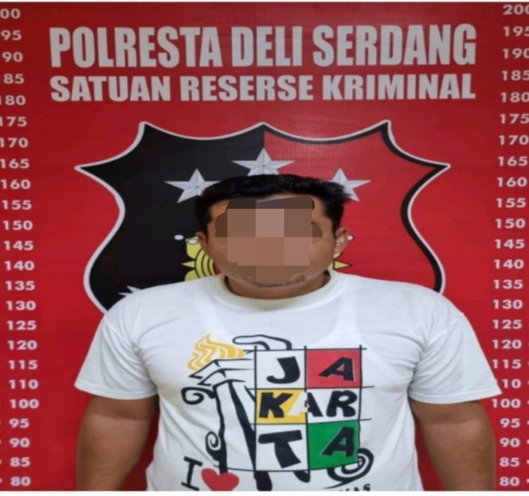 Tersangka, M saat diamankan di Polresta Deliserdang, Selasa (14/11).