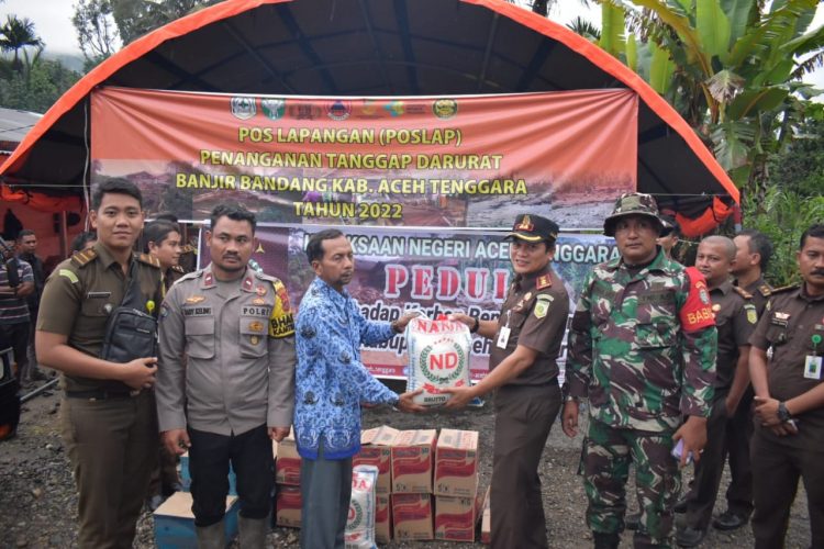 Kajari Agara, Syaifullah SH, MH saat berikan bantuan kepada korban bencana, Senin (14/11).