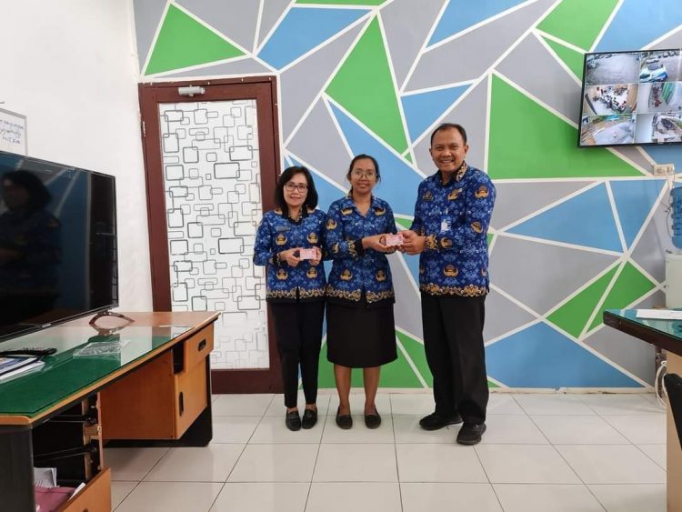 Kadis Dukcapil Kabupaten Dairi, Deddy Situmorang SE, M.Si saat menyerahkan 129 keping Kartu Identitas Anak (KIA) yang diterima Kepala Sekolah (Kasek) SD Negeri 034802 Lae Markelang, Elsariana Sihombing S.Pd, Kamis (10/11)