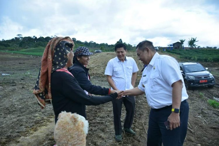 Bupati Dairi, Eddy Berutu didampingi Kadis Pertanian, Ketahanan Pangan dan Perikanan, Robot Simanullang saat tinjau lahan pertanian Parbuluan V, Rabu (9/11).