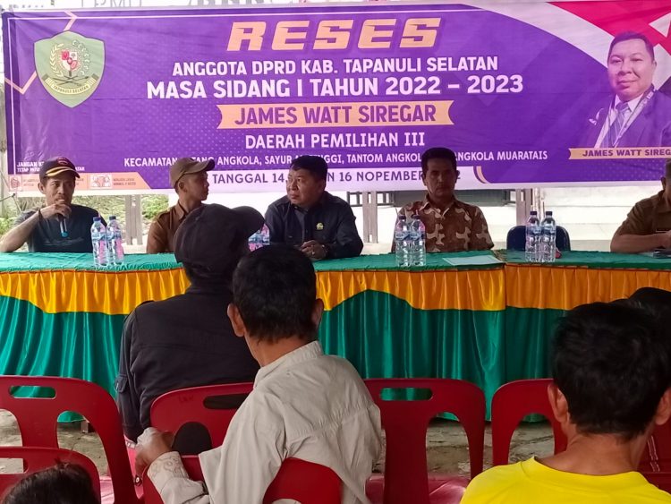 Anggota DPRD Tapsel Partai Nasdem dari Dapil 3, James Watt Siregar saat reses, Selasa (15/11).