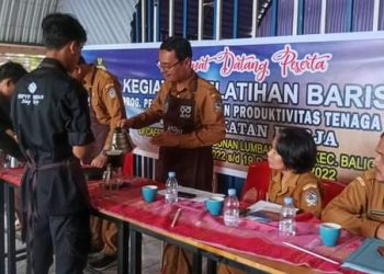 Dinas PMPTSPTK Toba saat melaksanakan program pelatihan kerja dan produktifitas tenaga kerja kegiatan pelatihan Barista tahun 2022, Selasa (15/11).