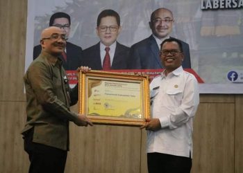 Plt. Kepala BKN, Dr. Ir. Bima Haria Wibisana MSIS saat serahkan penghargaan kepada Bupati Toba, Ir. Poltak Sitorus dalam acara Pembinaan NSPK Manajemen ASN dan Penyerahan BKN Award 2022, Rabu (16/11).