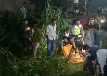 Polsek Batang Kuis dan Inafis Polresta Deliserdang dibantu BPBD Deliserdang saat evakuasi mayat, Rabu (16/11).