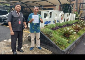Prof. YLH bersama kuasa hukumnya saat berada di Div Propam Polri, Rabu (16/11).