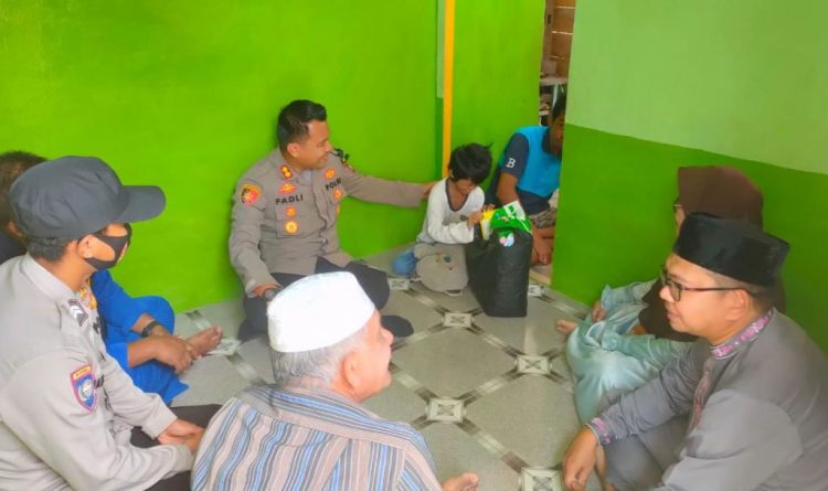 Kapolres Lingga, AKBP. Fadli Agus SIK, MH saat memberikan bantuan kepada penyadang disabilitas, Jumat (18/11).