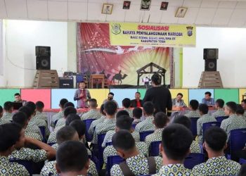 Wabup Toba, Tonny M Simanjuntak didampingi Kapolres Toba, AKBP. Taufiq saat sosialisasi bahaya narkoba, Kamis (17/11).