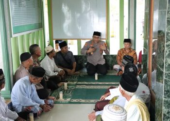 Wakapolresta Deliserdang, AKBP Agus Sugiyarso SIK saat giat Jumat Curhat disalah satu Masjid Lubuk Pakam, Jumat (18/11).