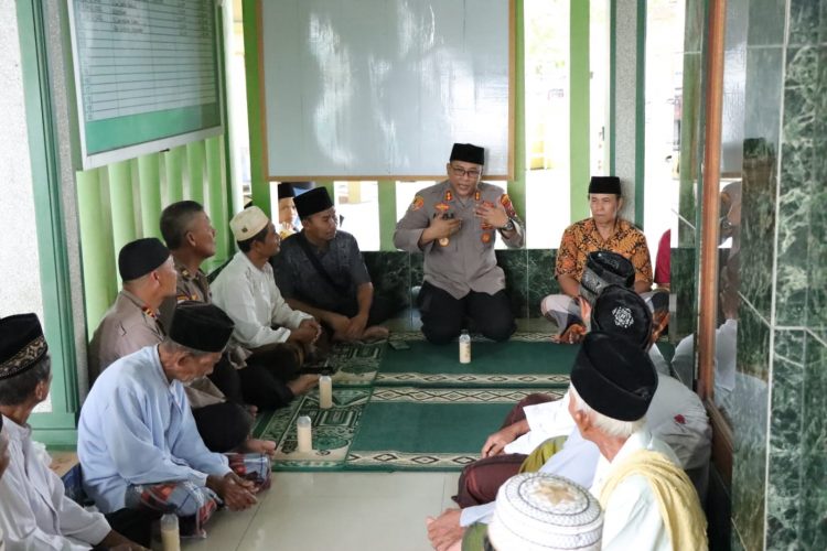 Wakapolresta Deliserdang, AKBP Agus Sugiyarso SIK saat giat Jumat Curhat disalah satu Masjid Lubuk Pakam, Jumat (18/11).