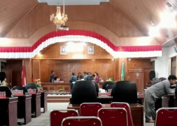 DPRD Taput saat rapat paripurna Ranperda, Kamis (17/11).