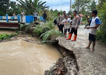 Kapolresta Deliaerdang, Kombes. Pol. Irsan Sinuhaji SIK, MH bersama jajaran saat tinjau banjir di Tanjung Morawa, Sabtu (19/11).