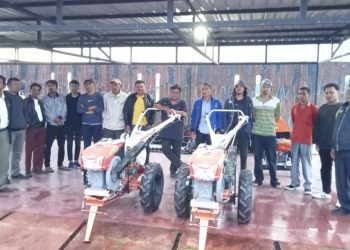 Wakil Ketua DPRD Taput dan juga Ketua DPC Nasdem Taput, Fatimah Hutabarat SE saat menyerahkan bantuan Alsintan, Senin (21/11).