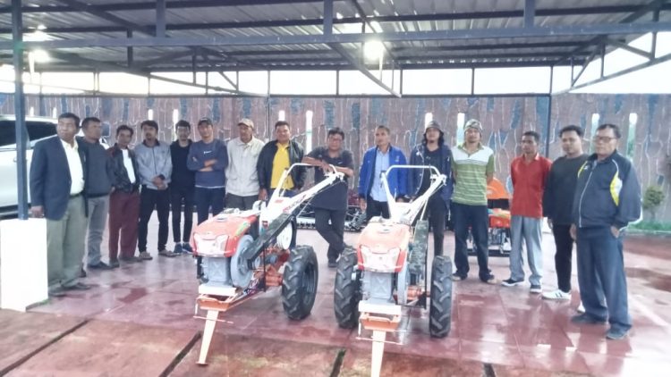 Wakil Ketua DPRD Taput dan juga Ketua DPC Nasdem Taput, Fatimah Hutabarat SE saat menyerahkan bantuan Alsintan, Senin (21/11).