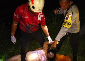 Personil Polsek Sragi dibantu Polsek Wiradesa, Tagana, PMI dan Elang Recue saat evakuasi mayat suhartini, Selasa malam (22/11).