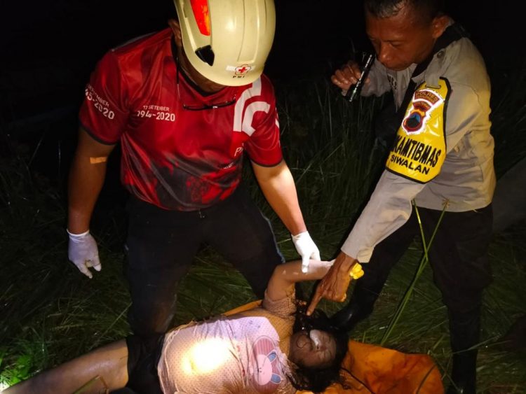 Personil Polsek Sragi dibantu Polsek Wiradesa, Tagana, PMI dan Elang Recue saat evakuasi mayat suhartini, Selasa malam (22/11).