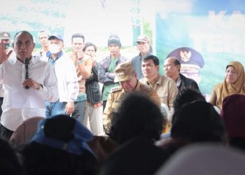 Gubsu, Edy Rahmayadi didampingi Bupati Dairi, Eddy Berutu saat resmikan pertanian tedpadu holtikultira di Dairi, Senin (21/11).