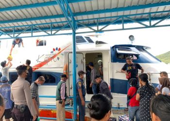 Personil Polsek Senayang saat patroli dipelabuhan, Rabu (23/11).