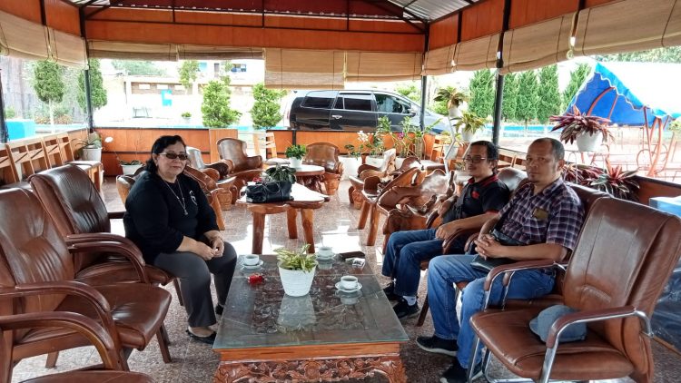 Ketua DPD Partai Nasdem Kabupaten Tapanuli Utara yang juga Wakil Ketua DPRD Taput, Fatimah Hutabarat SE  saat diwawancarai dirumahnya, Kamis (24/11).
