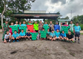 Ketua GM KB FKPPI Abdi Manulang didampingi Ketua KB FKPPI Dairi Boby Rahman Manik saat menyerahkan kostum kepada kebelasan sepak bola Manunggal FC Kodim 0206, Jumat (25/11).