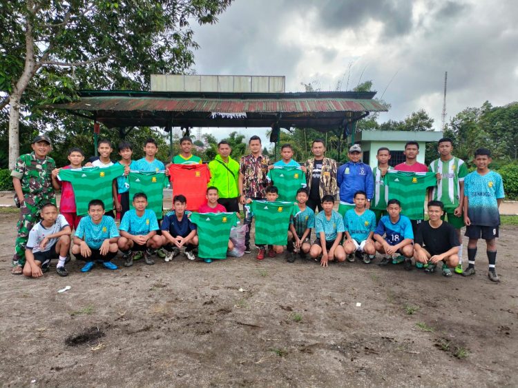 Ketua GM KB FKPPI Abdi Manulang didampingi Ketua KB FKPPI Dairi Boby Rahman Manik saat menyerahkan kostum kepada kebelasan sepak bola Manunggal FC Kodim 0206, Jumat (25/11).