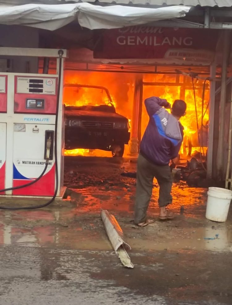 Kebakaran dua unit rumah, Jumat (25/11).