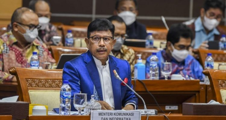 Menkominfo RI, Johnny G Plate saat sidang paripurba dengan DPR, Senin (28/11).