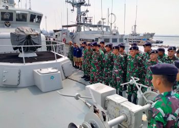 Tim survei tanggap darurat Pushidrosal saat membantu SAR mencari helikopter Polri yang jatuh di perairan Belitung Timur, Senin (28/11).
