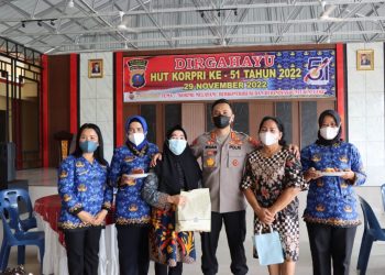 Kapolresta Deliserdang, Kombes. Pol. Irsan Sinuhaji SIK, MH saat bagikan tali asih peringati HUT KORPRI, Selasa (29/11).