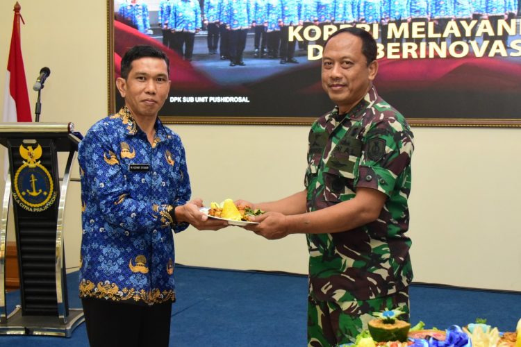 Danpushidrosal, Laksama Madya TNI Nurhidayat saat membagi nasu tumpeng kepada seorang ASN, Selasa (29/11).