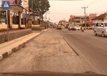 Salah satu korekan dibahu jalan yang telan korban hingga masuk RS Sidikalang, Selasa (29/11).