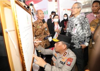 Kapolda Sumut, Irjen. Pol  RZ Panca Putra Simanjuntak  M.Si saat kunjungi stan pelayanan publik, Selasa (29/11).