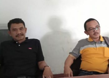 Direktur Eksekutif IP2 Baja Nusantara, Ir. I. Djonggi Napitupulu bersama reporter Indigonews Freddy Hutasoit, Kamis (3/11).