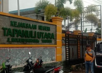 Reporter Indigonews usai menunggu Kasi Pidsus Kejaksaan Negeri Tapanuli Utara yang pergi diam-diam serta buru buru dari samping Kantor Kejaksaan Negeri Tapanuli Utara, Rabu (16/11/2022)