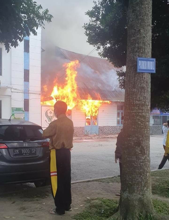 Gudang peralatan dan alkes RSU Kabanjahe saat dilahap sijago merah, Senin (28/11).