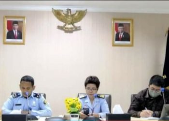 Direktur Instrumen HAM, Betni Humiras Purba saat pimpin rapat pembahasan 74 rekomendasi, Selasa (29/11).