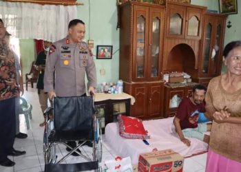 Kapolres Labuhanbatu, AKBP. Anhar Arlia didampingi oleh Kasi Propam IPTU. Iwan Mashuri SH dan Kasubsi PID Si Humas IPTU. Arwin SH bersama Ketua Perbakin Labuhanbatu, Sujian saat berikan bantuan sembako dan kursi roda, Jumat (2/12).