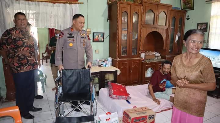 Kapolres Labuhanbatu, AKBP. Anhar Arlia didampingi oleh Kasi Propam IPTU. Iwan Mashuri SH dan Kasubsi PID Si Humas IPTU. Arwin SH bersama Ketua Perbakin Labuhanbatu, Sujian saat berikan bantuan sembako dan kursi roda, Jumat (2/12).