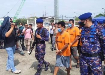 Tersangka penyelewengan BBM illegal saat diamankan Polairud Polda Sumut, Senin (5/12).