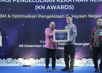 Wakapolda, Brigjen. Pol Dr. H. Dadang Hartanto SH, SIK, M.Si saat terima piagam Anugerah KN awards 2022 dalam bidang Pengelolaan Kekayaan Negara Tahun 2022 serta Pelaksanaan Lelang di Wilayah Kerja Kanwil DJKN Sumut, Kamis (8/12)