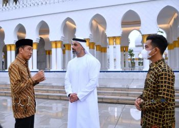 Presiden RI, Joko Widodo didampingi Wali Kota Surakarta Gibran Rakabuming Raka saat terima kunjungan Putra Presiden Persatuan Emirat Arab, Minggu (11/12).