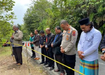 Kapolres Pakpak Bharat, AKBP. Rocky Marpaung bersama tokoh agama dan masyarakat saat doa bersama, Kamis (1/12).
