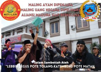 Aksi AMI saat didepan Kejati Jatim, Kamis (1/12).
