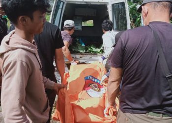 Personil Inafis Polres Dairi saat evakuasi Jasad Marihot, Kamis (1/12).