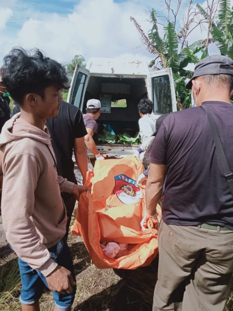 Personil Inafis Polres Dairi saat evakuasi Jasad Marihot, Kamis (1/12).