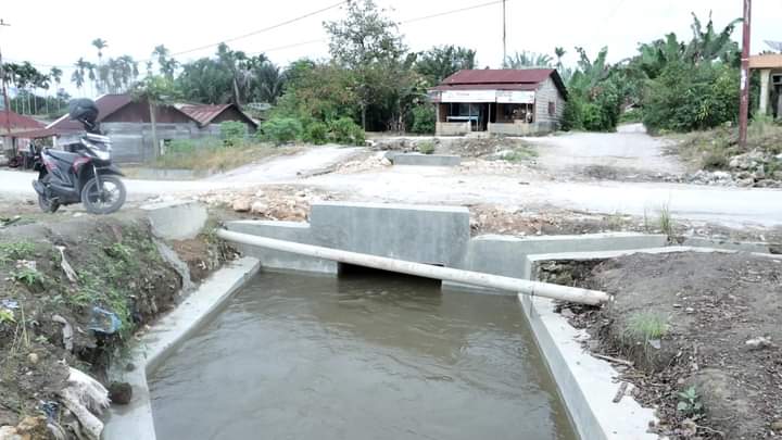 Saluran irigasi yang mengairi 70Ha sawah di Berampun, Senin (5/12).