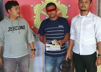 Tersangka, ATG saat diamankan di Polres Dairi, Senin (5/12).