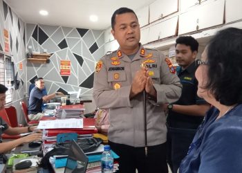 Kapolres Tapanuli Utara, Jahanson Sianturi menyambut kedatangan Wakil Ketua DPRD Taput Fatimah Hutabarat SE untuk menjalani pemeriksaan sebagai saksi atas laporan Jesayas Manalu (Anggota DPRD) terkait dugaan 310 KUHP kepada Sekda Indra Simaremare, Selasa (6/12).