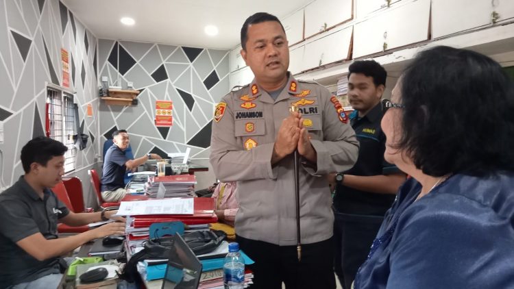 Kapolres Tapanuli Utara, Jahanson Sianturi menyambut kedatangan Wakil Ketua DPRD Taput Fatimah Hutabarat SE untuk menjalani pemeriksaan sebagai saksi atas laporan Jesayas Manalu (Anggota DPRD) terkait dugaan 310 KUHP kepada Sekda Indra Simaremare, Selasa (6/12).