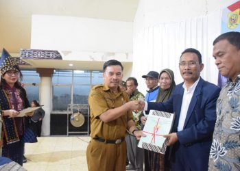 Dirjen pertanahan saat hadiri penyerahan 304 sertifikat tanah di Sitinjo, Senin (5/12).
